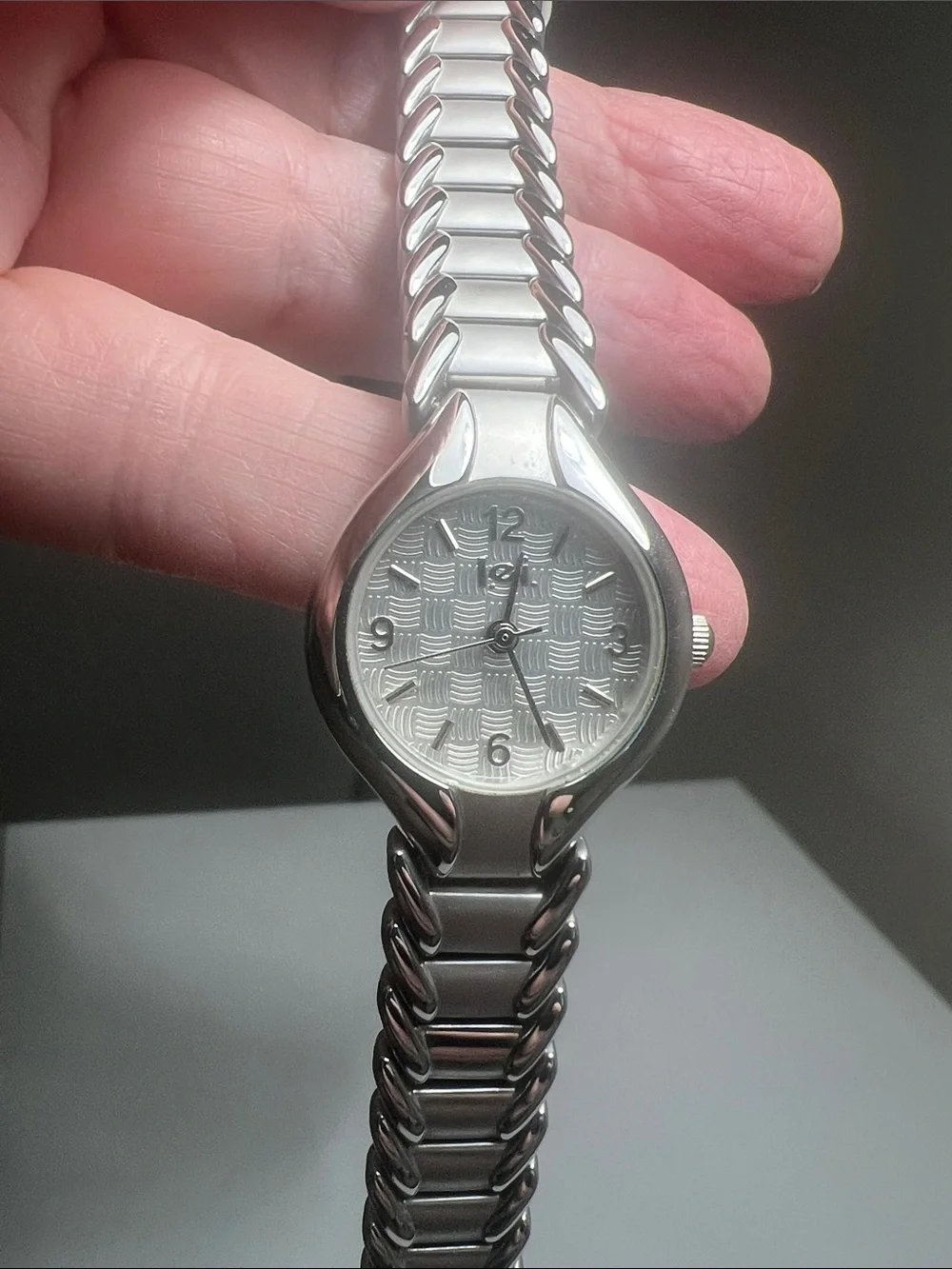 lei - Silver-Tone Sleek Link Women's Watch - Vintage New Battery Working Watch